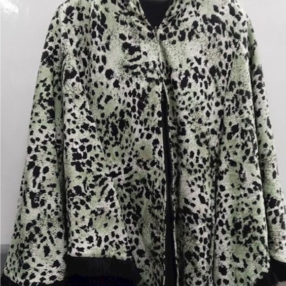 St. John Knit cape - Picture 1 of 3